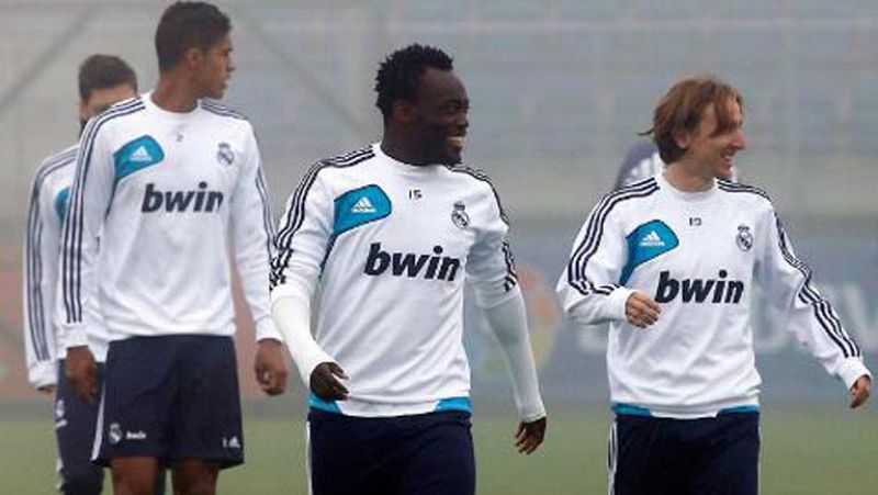 El Real Madrid preparó este lunes el partido de Champions contra el Borussia de Dortmund bajo la niebla, pero el entrenador, Jose Mourinho, sabe lo que quiere de su equipo en Alemania, donde podría repetir defensa.