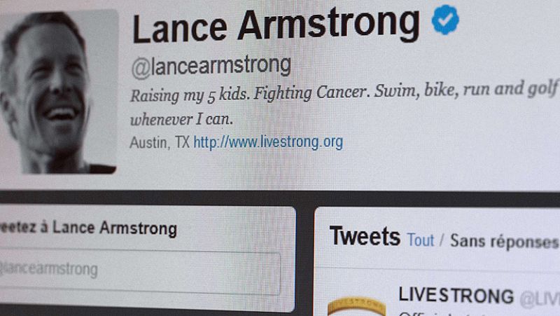 Un día después de que la UCI haya condenado a su nombre y todos sus éxitos al olvido, Lance Armstrong ha aceptado la condena eliminando sus 7 Tours de su perfil de Twitter. Desaparecer de la historia del Tour es la deuda más cara que tendrá que pagar