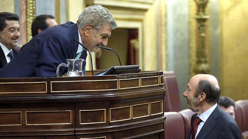 Rajoy "aparece" en el Congreso mientras PSOE y PP discutían por su ausencia en el debate de Presupuestos