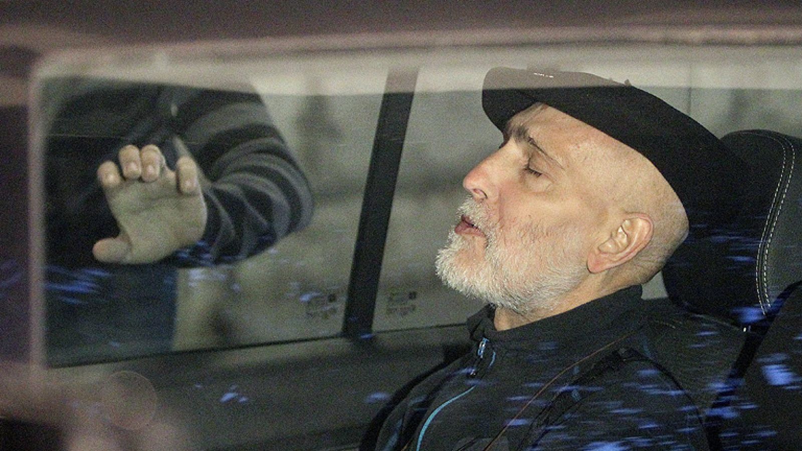 El preso de ETA enfermo terminal de cáncer Iosu Uribetxebarria Bolinaga, al que la Audiencia Nacional le concedió la libertad condicional, ha salido este martes por la tarde del hospital donostiarra donde ha permanecido ingresado para dirigirse a su domicilio en Mondragón (Guipúzcoa).El etarra, que recibía tratamiento oncológico en el Hospital Donostia de San Sebastián, se encuentra en una situación de extrema debilidad y pesa solo 48 kilos por lo que ha recibido el alta hospitalaria. Según fuentes consultadas por Efe ha recibido el alta ya que dado su estado de salud ya que no se puede hacer nada por su vida.