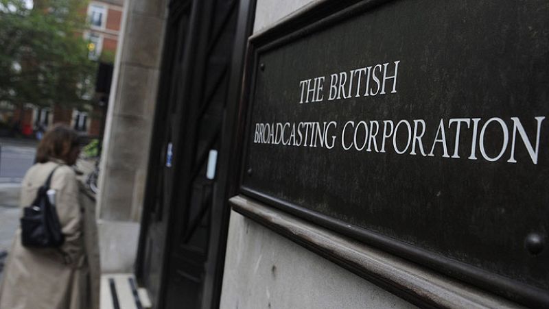  En el Reino Unido, la Fiscalía se plantea reabrir el caso de los supuestos abusos sexuales cometidos durante 40 años y desde la década de los 70 por uno de los presentadores estrella de la BBC . 