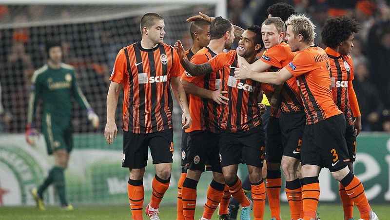 El Chelsea, vigente campeón de Europa, ha comenzado a hipotecar su futuro en la 'Champions' tras sumar su primera derrota ante el Shakhtar Donestk (2-0), lo que deja a los 'blues' con la obligación de ganar a la Juve en Italia, en una jornada en la q