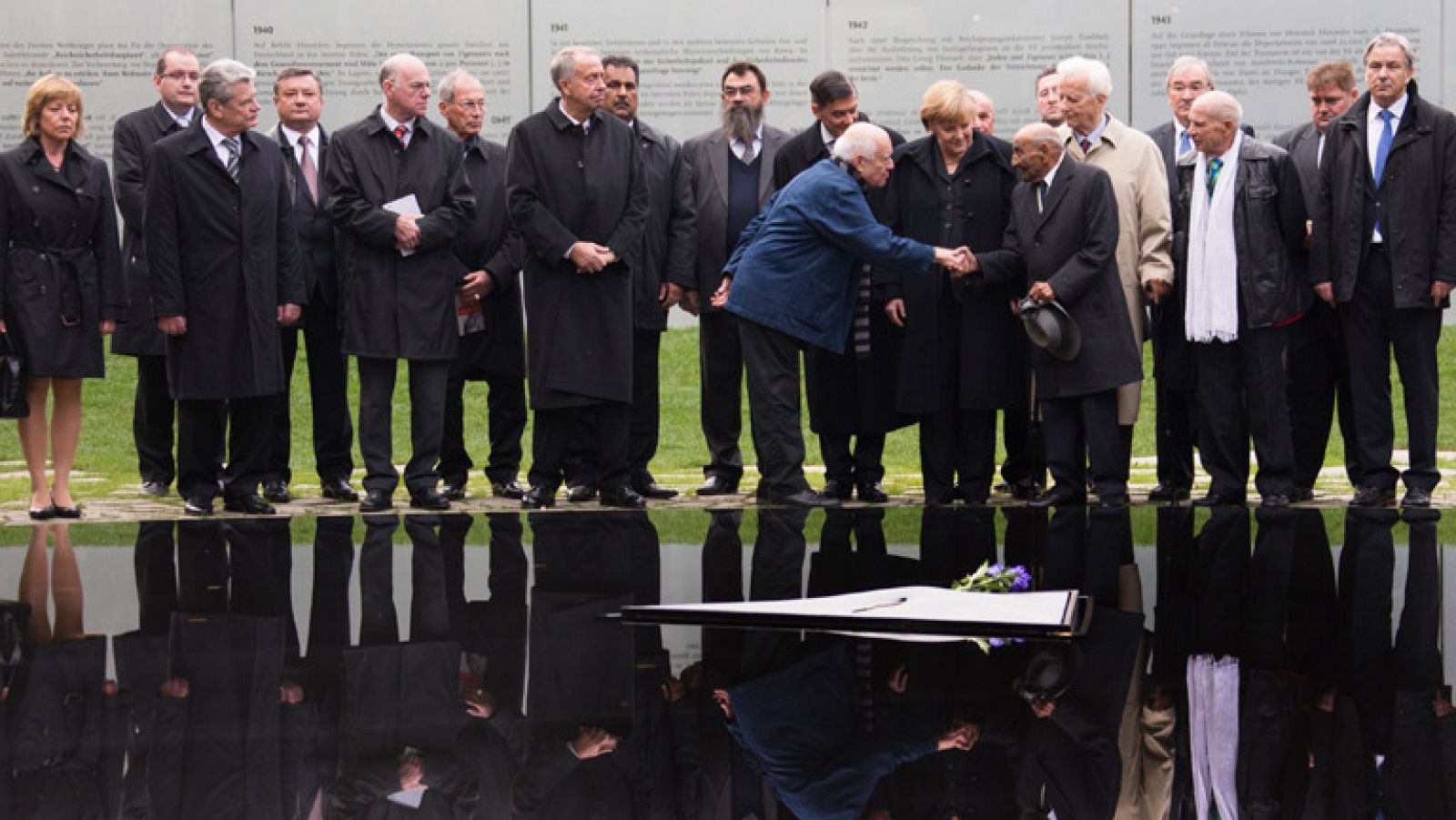 La canciller alemana, Angela Merkel, ha rendido este miércoles homenaje al medio millón de gitanos asesinados durante el Tercer Reich.