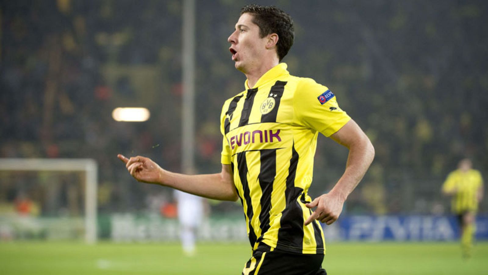 El delantero del Borussia de Dortmund Lewandowski ha adelantado a su equipo ante el Real Madrid en el minuto 35 de juego. 
