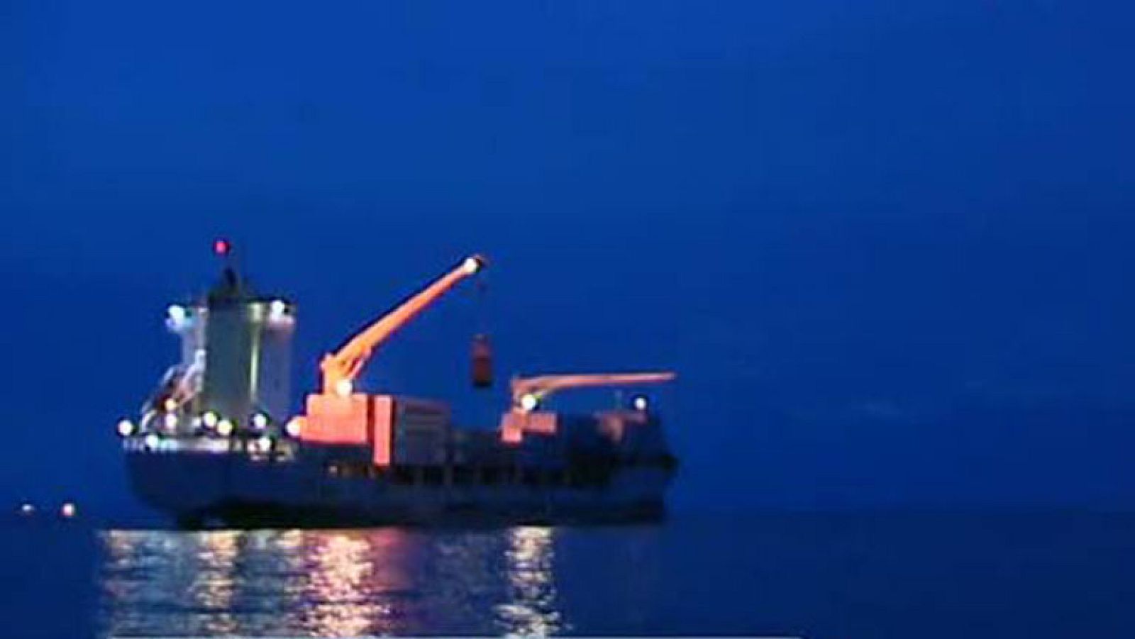 A lo largo de la noche del jueves un remolcador ha logrado desencallar uno de los dos buques que permanecía en las costas de Valencia. Todavía falta otro.