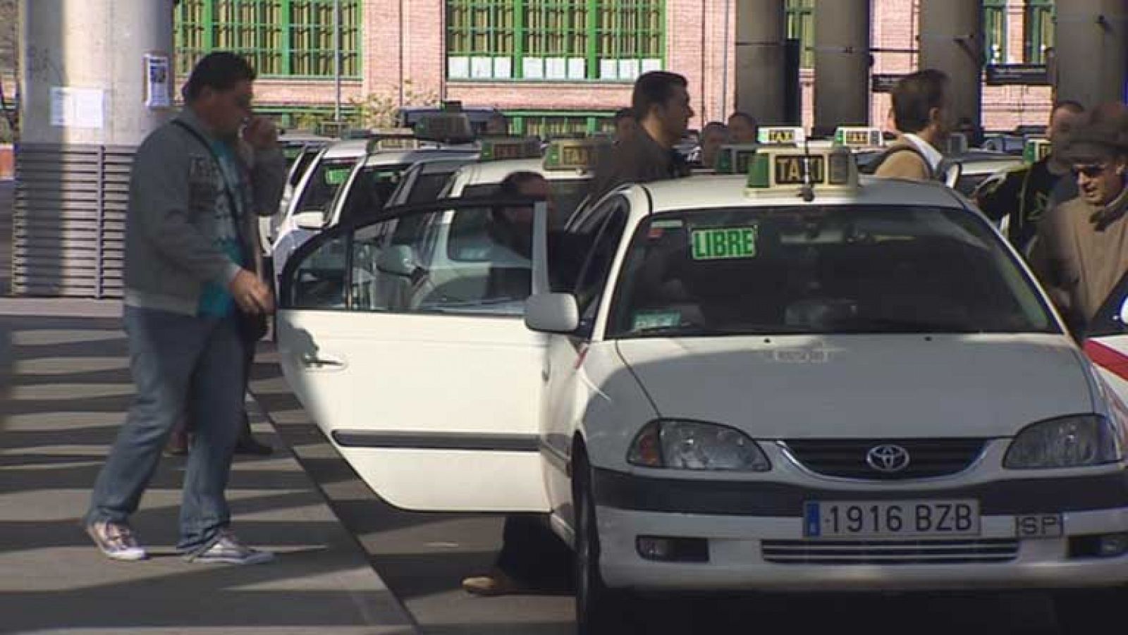 Telediario 1: Decreto municipal para los taxistas | RTVE Play