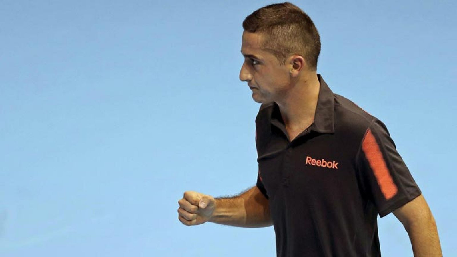 El español Nicolás Almagro disputará el jueves los cuartos de final del torneo de tenis Valencia Open 500 a su compatriota David Ferrer, después de haber derrotado en segunda ronda en tres sets al estadounidense Sam Querrey.  