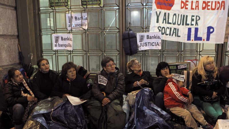 Continúa la protesta contra los desahucios ante la sede de Bankia en Madrid 