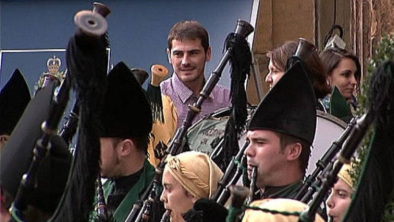 Los futbolistas Iker Casillas y Xavi Hernández no se han librado de entrenar a pesar de tener que ir a Oviedo para recoger el premio Príncipe de Asturias de los Deportes.
