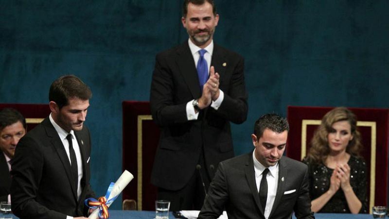 El Príncipe Felipe destaca los valores de Xavi y Casillas