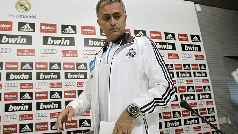 El entrenador del Real Madrid, Jose Mourinho, ha ironizado sobre el puesto de lateral izquierdo al ser preguntado por Essien y ha asegurado que este domingo el lateral será Higuaín.