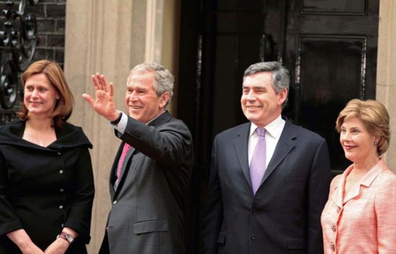 El presidente de Estados Unidos, George Bush, ha llegado a Londres con su esposa Laura para efectuar una visita oficial dentro de su gira de despedida europea.