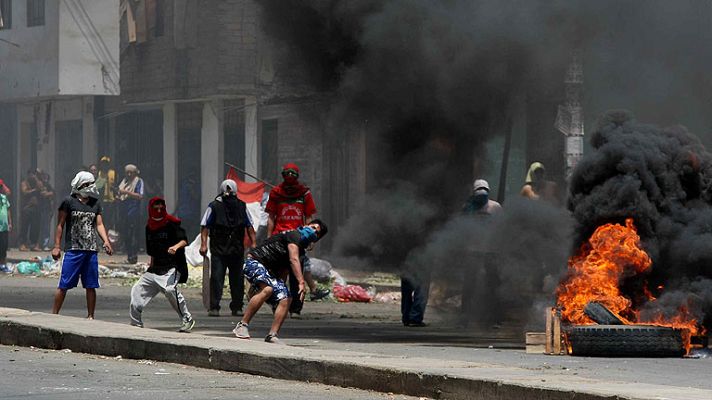 Informativo 24h - Cuatro muertos y más de 100 detenidos en violentos disturbios en un mercado de Lima