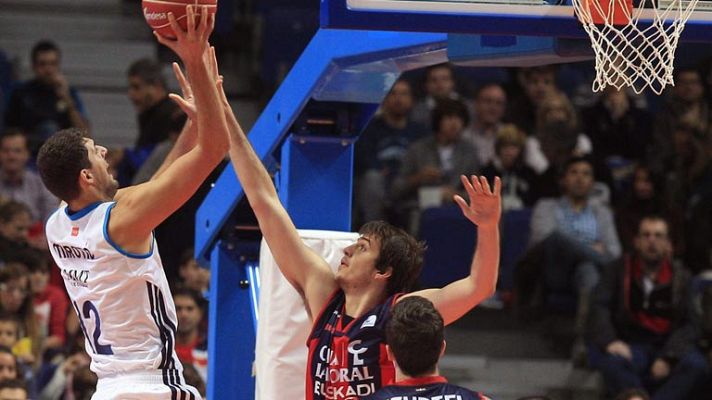 Telediario 1 - El Real Madrid también supera al Caja Laboral