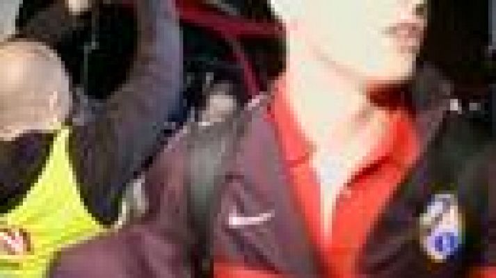 Telediario 1 - Cientos de aficionados reciben al Atlético a su llegada a Jaén