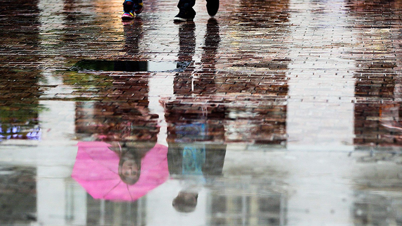 Lluvia y viento en el comienzo del puente de Todos los Santos