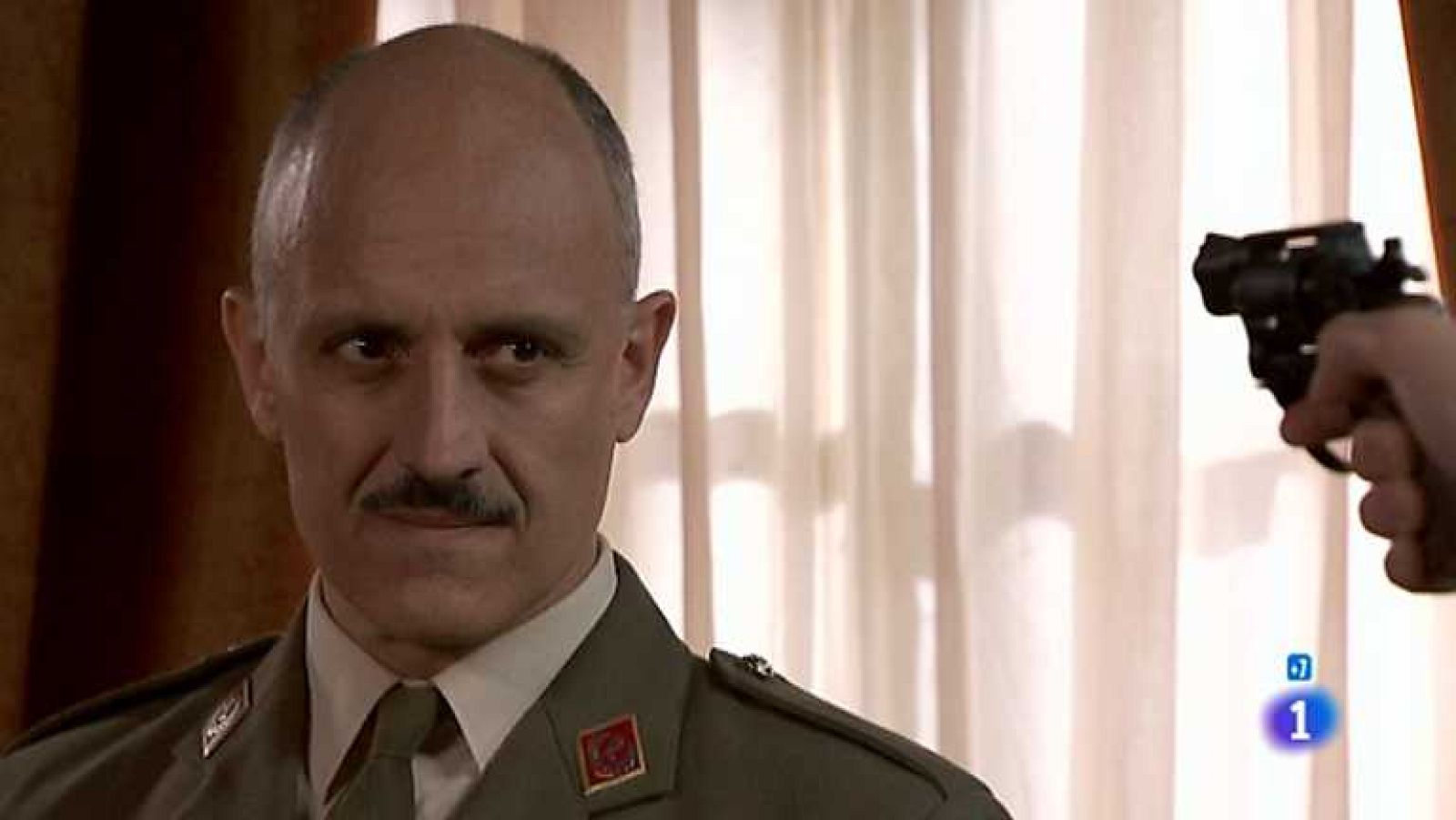 Amar en tiempos revueltos - T7 - Capítulo 245 - Se formaliza la venta de la revista Sucesos. Rocío firma ante notario con Emilio y lo anuncia al personal - Ver ahora