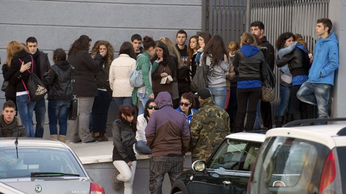 Telediario 1 - La menor ingresada en el 12 de Octubre sigue en estado muy crítico