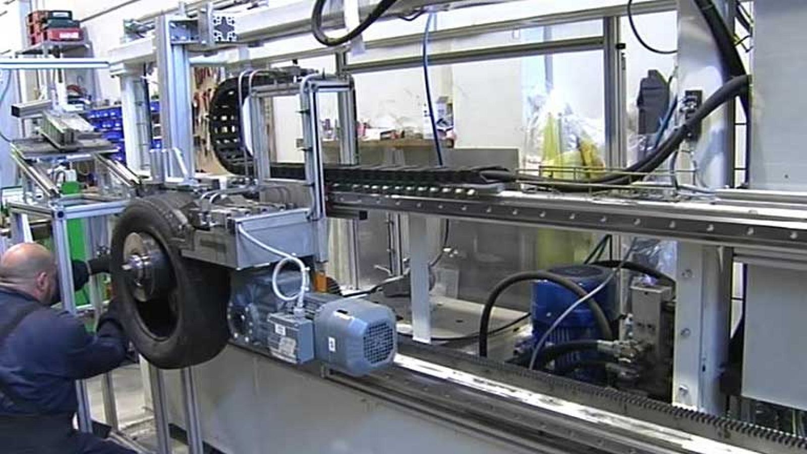 Una empresa emprendedora transforma neumáticos usados en piezas para construcción