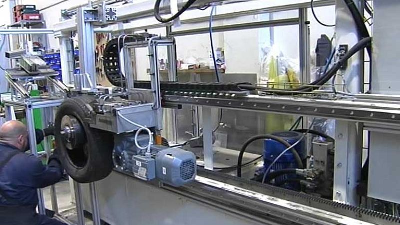 Una empresa emprendedora transforma neumáticos usados en piezas para construcción