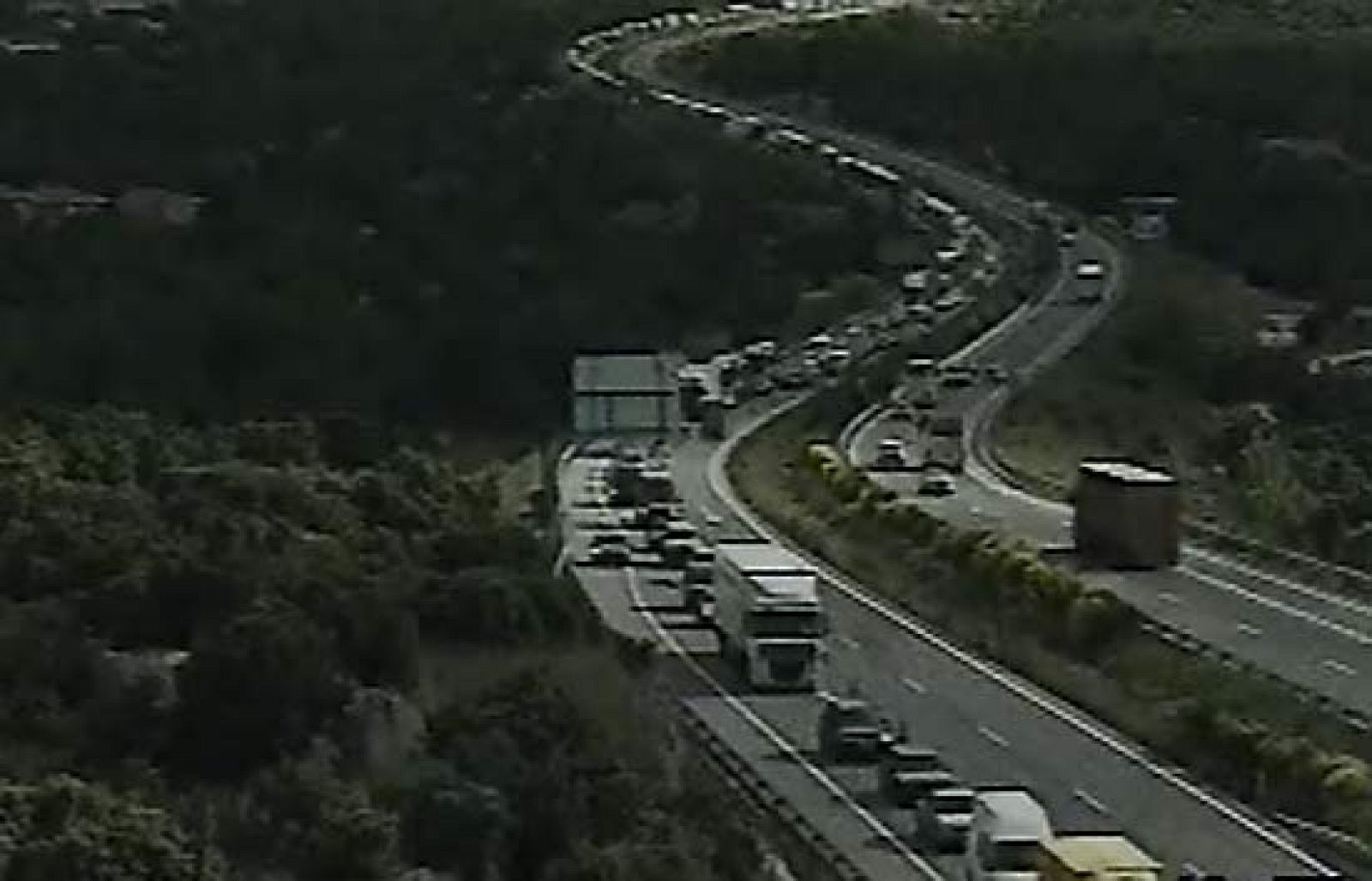 Aunque la Guardia Civil está cortando el acceso a los camiones que van si carga y que pretendían marchar hasta el ministerio de Fomento, los controles están provocando atascos en los accesos a Madrid.