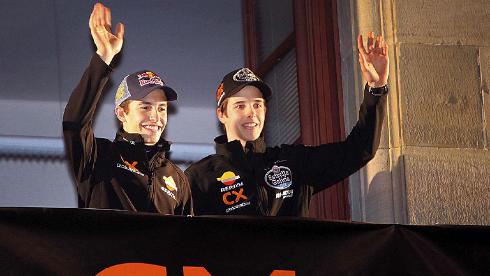 Marc Márquez, flamante campeón mundial de Moto2, fue aclamado hoy por sus paisanos de Cervera (Lérida) cuando saludó desde el balcón del Ayuntamiento y en el desfile posterior. El homenaje, convocado para celebrar el segundo título mundial de Marc Má