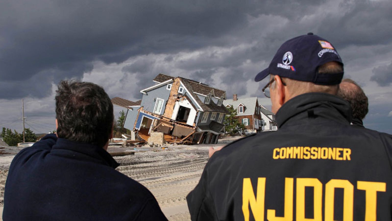 Reparto de mantas y víveres en State Island cinco días después del paso de Sandy