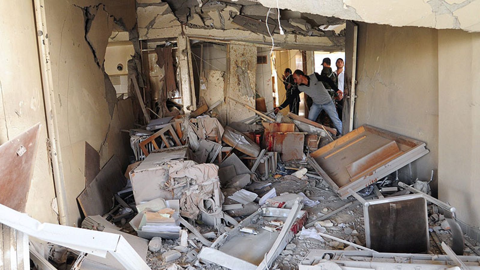 Al menos cuatro policías han resultado heridos  al estallar un coche bomba accionado a distancia junto a una comisaría en Bengasi, la segunda ciudad del país libio. Dos vehículos patrullas policiales han resultado alcanzados por la explosión así como algunos inmuebles cercanos. En Damasco una bomba ha herido a varias personas, una de ellas de gravedad. La fuerte explosión en la capital siria ha tenido lugar en un centrico barrio en que se encuentran varias embajadas árabes y occidentales así como los cuarteles del Estado Mayor del Ejército. 