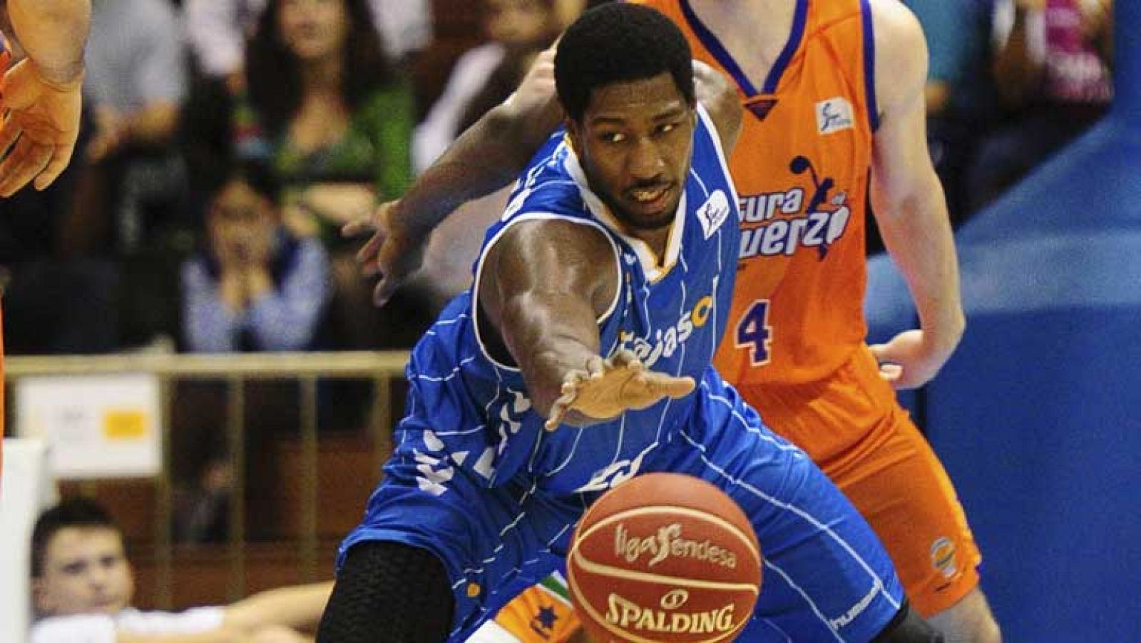 En la liga endesa de baloncesto continúa el dominio del Real Madrid. El Barça volvió a perder esa vez en el Buesa arena ante el Caja Laboral. Vamos a ver las mejores jugadas de la jornada. La número 3 es este tapón de Nelson del Herbalife Gran Canari