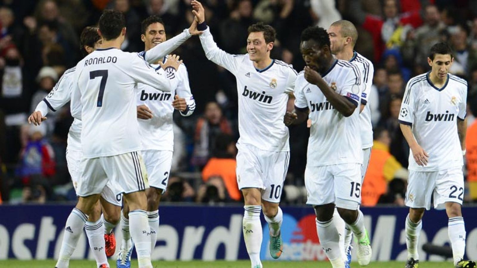 Empate al límite del Real Madrid en el Bernabéu ante el Borussia de Dortmund. Los madridistas siempre tuvieron que remontar el marcador y lo lograron con una falta lanzada por Ozil en contra de la tendencia habitual. Un empate que sabe a victoria aunque a Mourinho le supo a poco por un gol anulado a Callejón. 