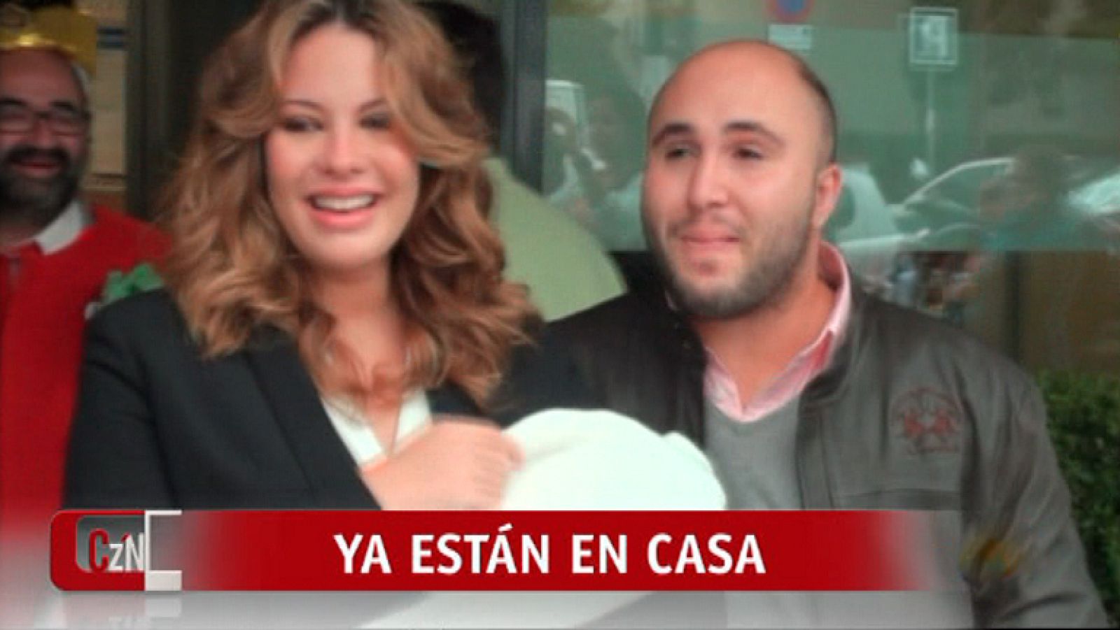 Kiko Rivera, Jessica Bueno y el pequeño Francisco ya están en casa. Y contra todo pronóstico, la pareja ha querido compartir con todos su alegría posando con su primer hijo entre los brazos ante la multitud de fotógrafos y reporteros que les esperaban a su salida del del hospital Sagrado Corazón de Sevilla. 