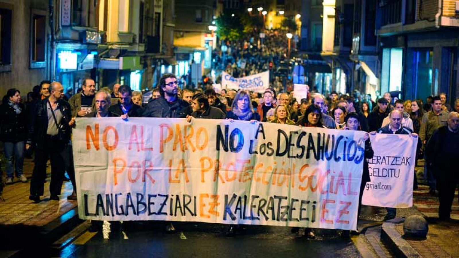 Colectivos sociales se manifiestan en Barakaldo contra los desahucios