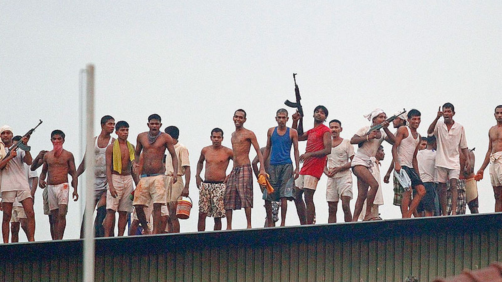 Al menos 27 muertos tras un motín en la principal cárcel de Sri Lanka - Informativo 24h | Ver