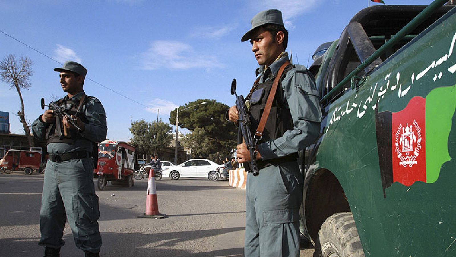 Tropas españolas replegadas en Afganistán repelieron este sábado un ataque perpetrado por dos hombres vestidos con uniforme del Ejército afgano, uno de los cuales ha perdido la vida en un tiroteo en el que también ha resultado herido leve un soldado español.