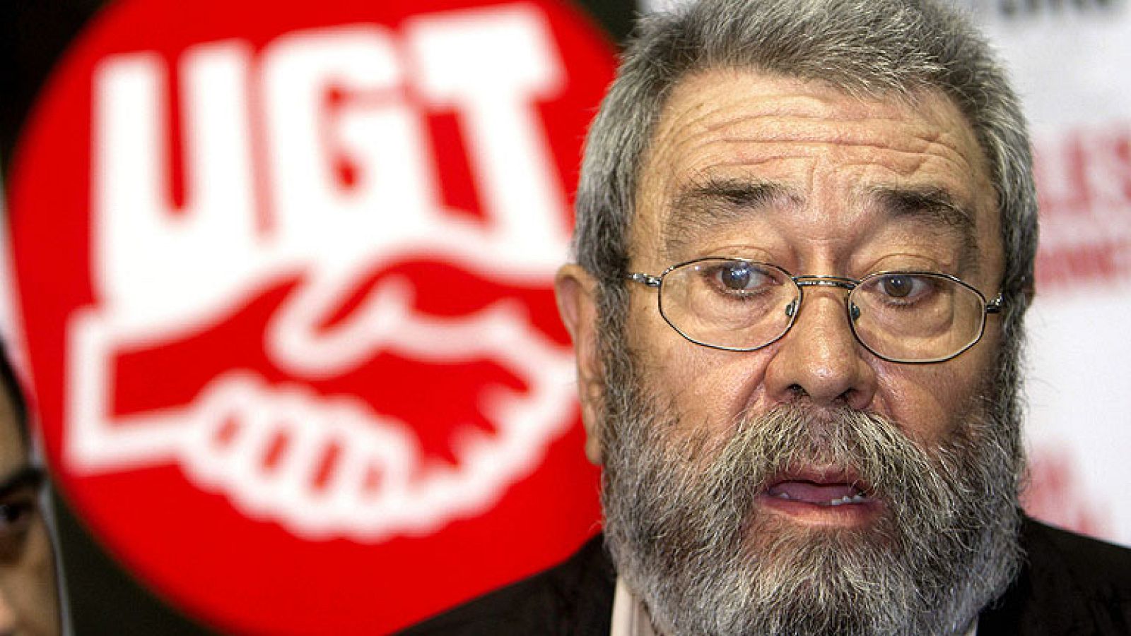 El líder de UGT, Cándido Méndez, ha resaltado que es "urgente, desde ya" arbitrar "medidas para paralizar todos los desahucios en marcha" y "frenar en seco" para, posteriormente, "buscar alternativas". Después de que una mujer de 53 años falleciese ayer en Barakaldo (Vizcaya) tras precipitarse al vacío desde su vivienda cuando iba a ser desahuciada, Méndez ha declarado a los periodistas en Vigo que los propios jueces españoles reconocen que están aplicando "una ley hipotecaria muy dura".