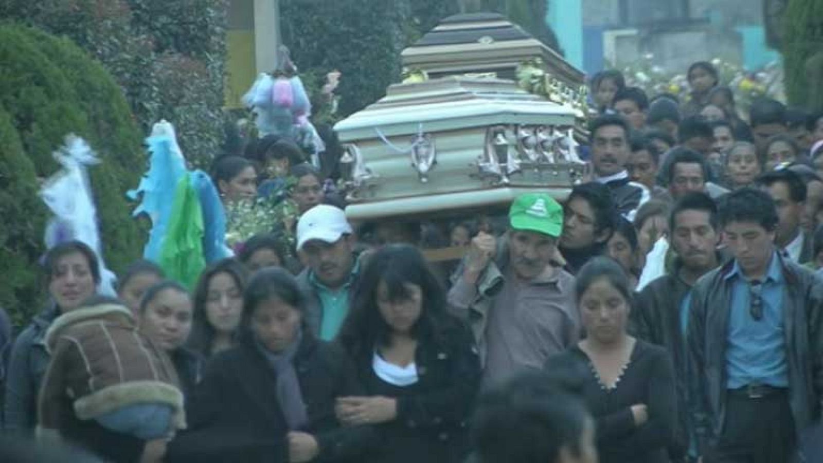 En Guatemala comienzan a enterrar a las víctimas del terremoto 