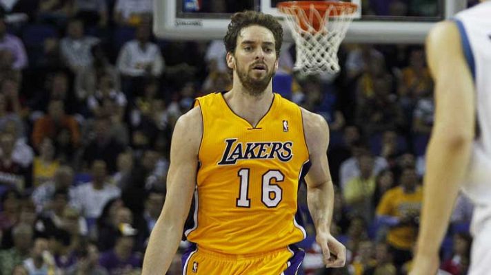 Los Lakers cambian de entrenador y ganan