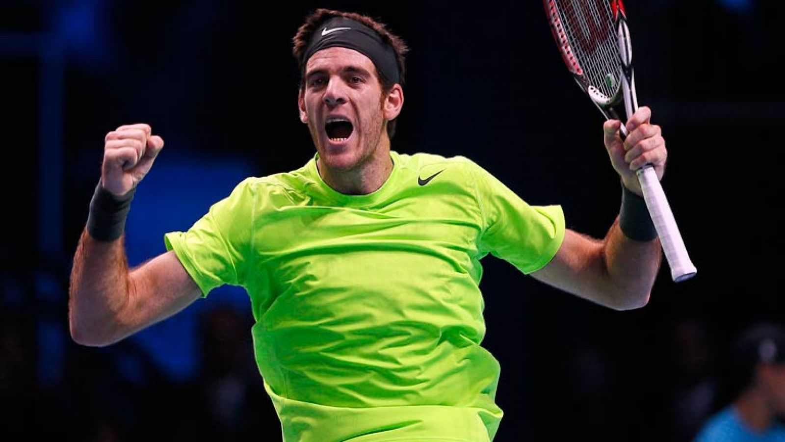 El tenista argentino Juan Martín Del Potro se ha impuesto al suizo  Roger Federer (7-6 (3), 4-6, 6-3) en el último partido del Round  Robin de la Copa Masters, por lo que se clasifica para semifinales y  deja sin ninguna opción al español Ferrer.