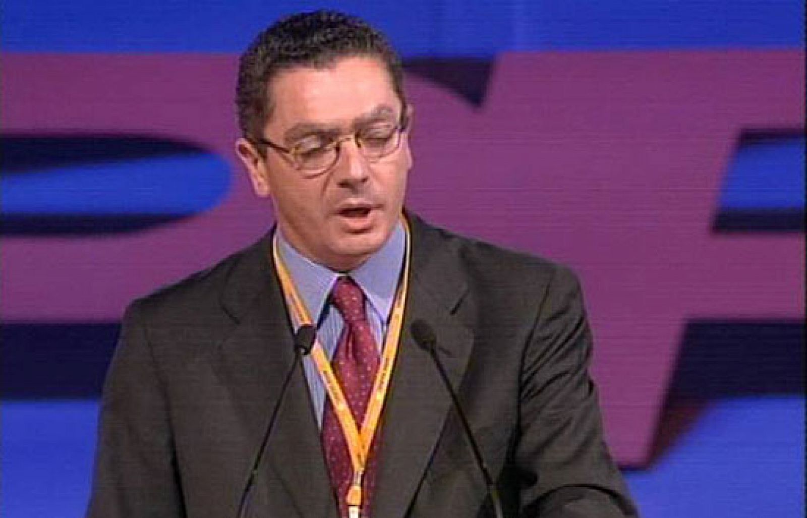 Gallardón hace un llamamiento a la autocrítica en el Congreso de 2004