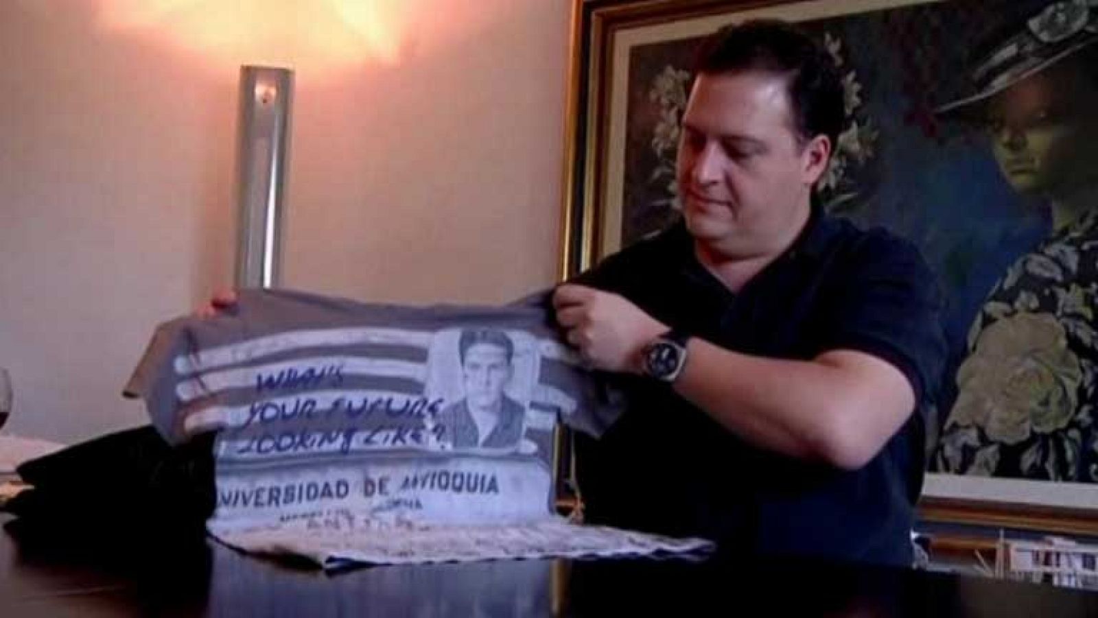 El hijo del narcotraficante colombiano Pablo Escobar vende camisetas con su imagen