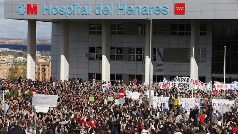 Miles de personas salen a las calles de Madrid y Barcelona en protesta de los planes en Sanidad 