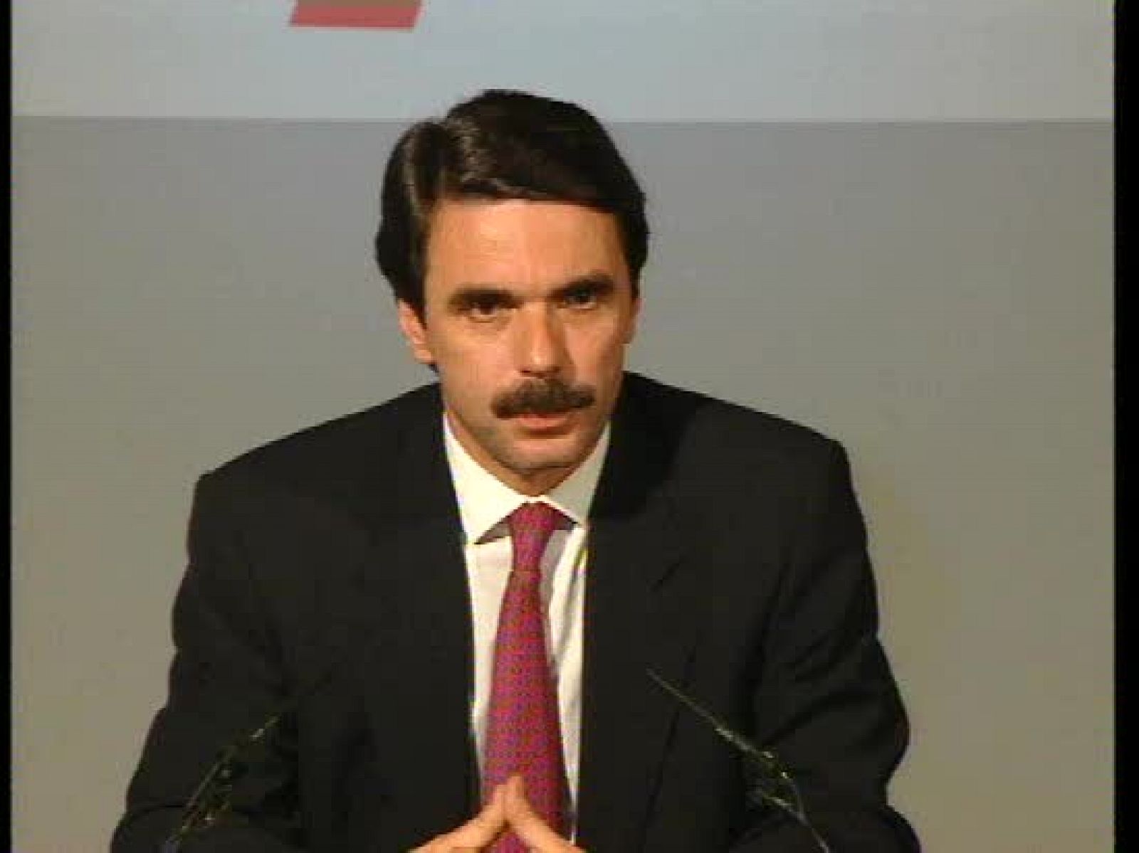 Aznar comparece ante la prensa tras la derrota de 1993