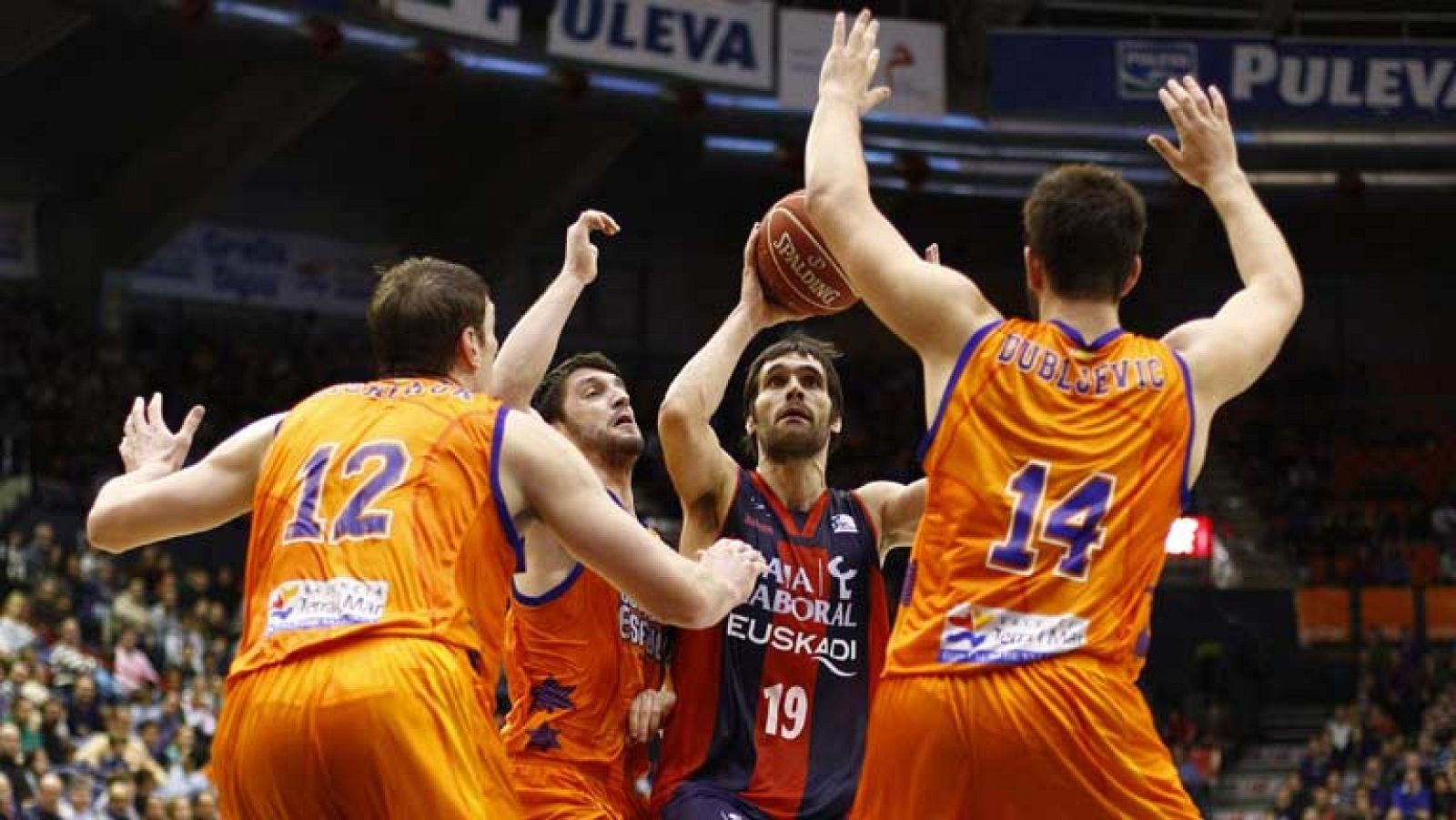 El acierto ofensivo de Fabien Causeur (22 puntos) y el gran trabajo de Andrés Nocioni (26 de valoración), llevaron al triunfo al Caja Laboral frente a un Valencia Basket que dominó claramente durante la primera mitad (75-79)