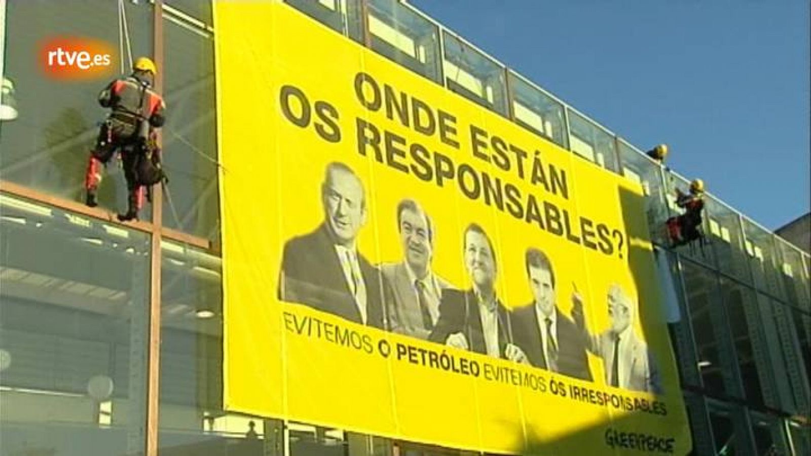 Sin programa: Activistas de Greenpeace despliegan gran pancarta exigiendo responsabilidades | RTVE Play