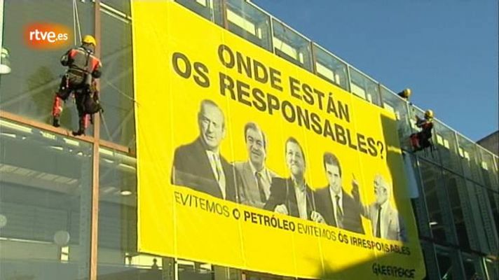 Activistas de Greenpeace despliegan gran pancarta exigiendo responsabilidades