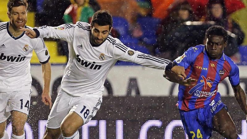 El central del Real Madrid ha asegurado en una entrevista que no existe motivo para "crucificar" a David Navarro por el codazo que dio a Cristiano Ronaldo.