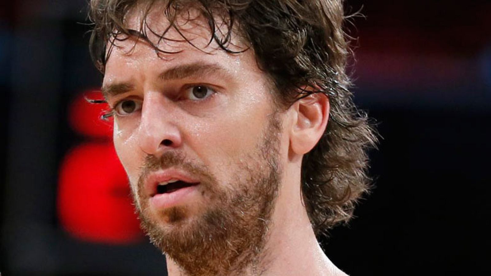 El entrenador Mike D'Antoni, recién fichado por los Angeles Lakers, no ha podido incorporarse todavía al club ya que está en período de convalecencia por una reciente operación de rodilla. Los dueños del club, no obstante confían en que el veterano t