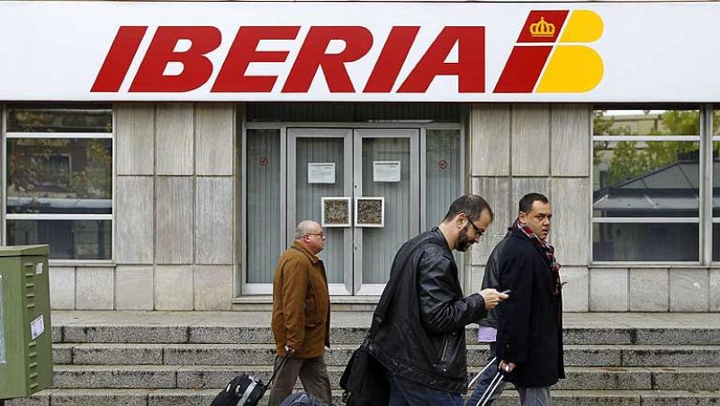 Iberia explica a Fomento el ERE y plantea a los pilotos perder el 50% de su sueldo