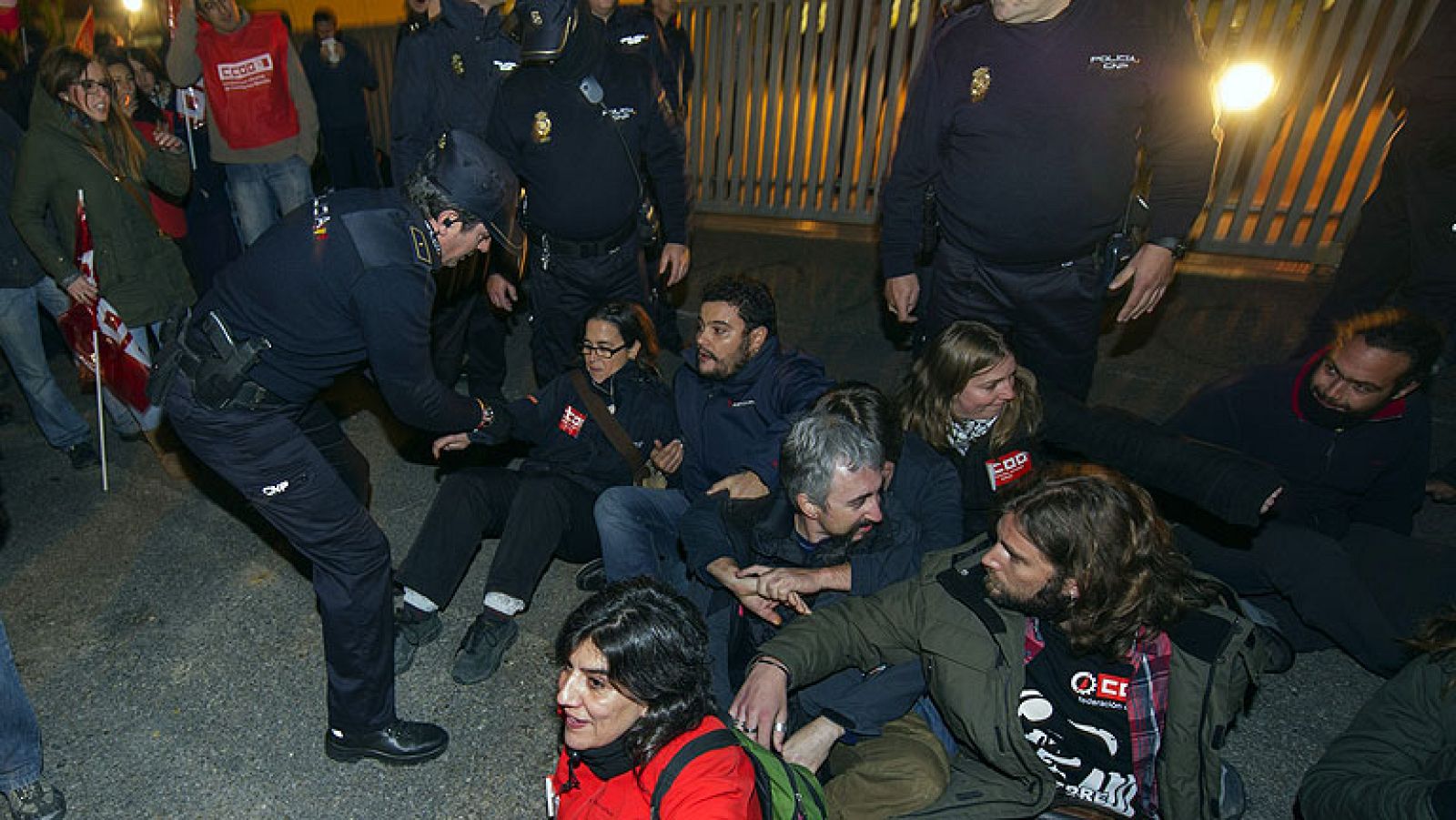 Incidentes aislados, con 28 detenidos, y cumplimiento de servicios mínimos