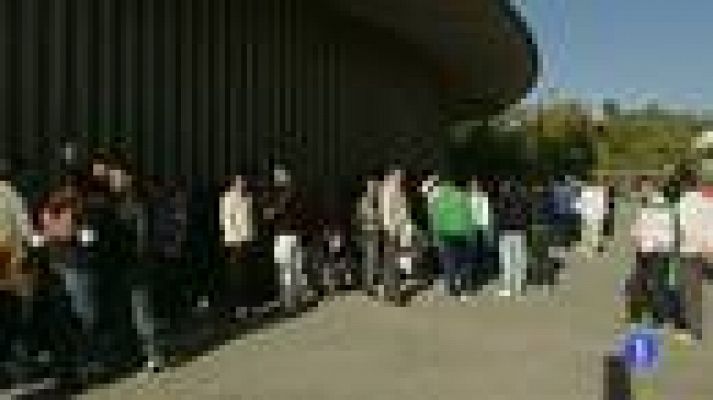 Telediario 1 - Largas colas para conseguir una entrada para el Sevilla-Betis